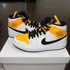 Nike WMNs Black and Yellow Sneakers